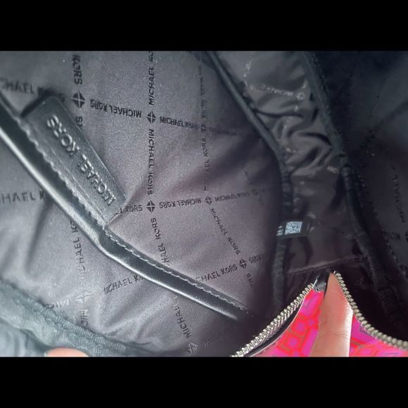 New mk jet set EW crossbody chain 😍 - Picture 7 of 11